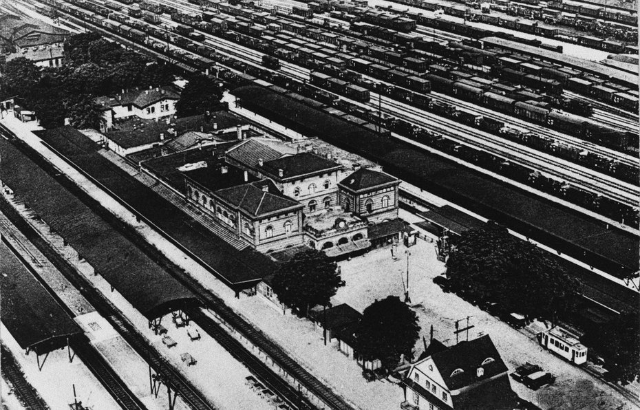 Luftaufnahme des Cottbuser Bahnhofs, um 1928.